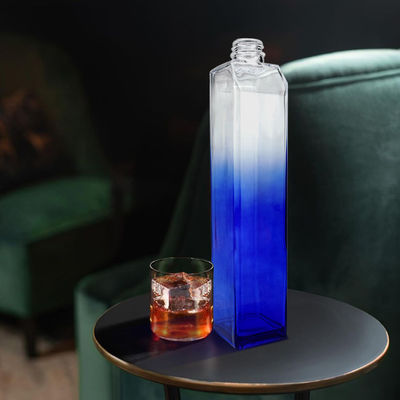Materiale del corpo Bottiglia di vetro per liquori 700 ml Acqua Rectangolare Vuota Whisky Vodka