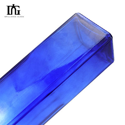 Materiale del corpo Bottiglia di vetro per liquori 700 ml Acqua Rectangolare Vuota Whisky Vodka