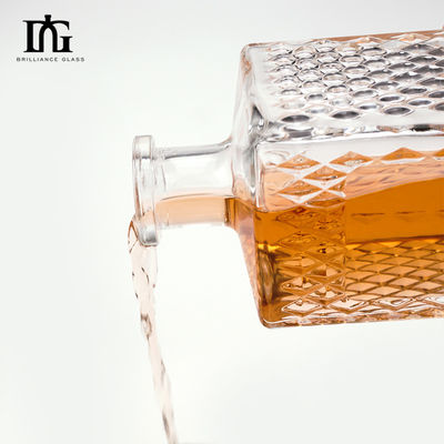 Set regalo di whisky da 500 ml e set di bicchieri incisi per un'esclusiva esperienza di bere