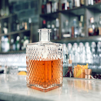 Set regalo di whisky da 500 ml e set di bicchieri incisi per un'esclusiva esperienza di bere