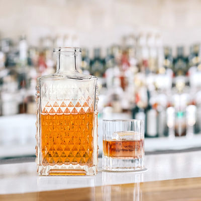 Set regalo di whisky da 500 ml e set di bicchieri incisi per un'esclusiva esperienza di bere