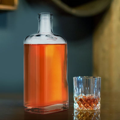 Logo personalizzato Bottiglia in vetro quadrata da 700 ml Ideale per whisky Brandy Gin Vodka e altro