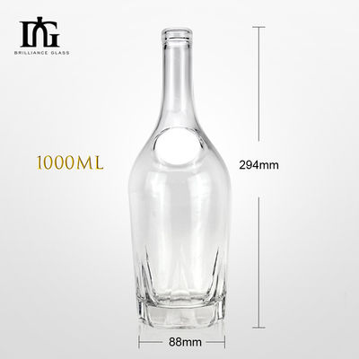 Gravatura in superficie di bottiglie di vetro manipolate per whisky di diverse capacità