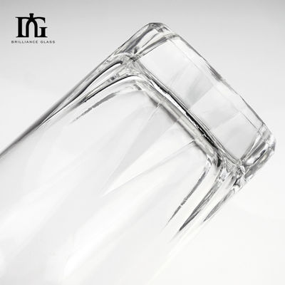 Gravatura in superficie di bottiglie di vetro manipolate per whisky di diverse capacità