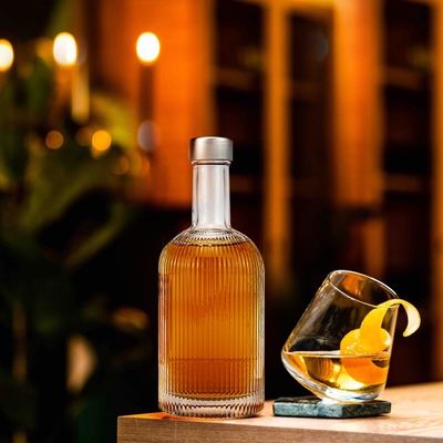 Logo di design personalizzato 330ml bottiglia di vodka in vetro con tappo a vite e materiale del colletto