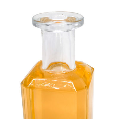 Personalizza la tua identita'con la nostra bottiglia di 500 ml di 700 ml di brandy, succo di vino e liquori.