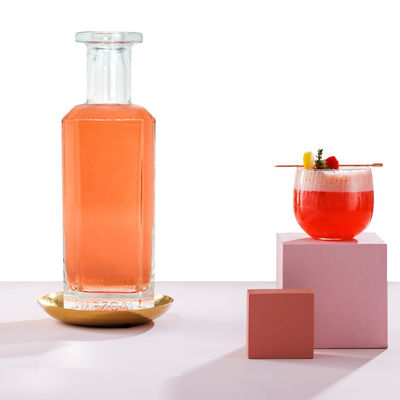 Personalizza la tua identita'con la nostra bottiglia di 500 ml di 700 ml di brandy, succo di vino e liquori.