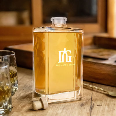 OEM/ODM Acceptabile 500 ml bottiglia di whisky in vetro con coperchio liquori e bevande