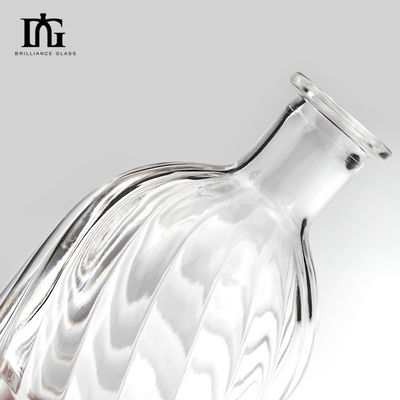 250 ml/500 ml/700 ml/750 ml Capacità Gravatura Superficie Manipolazione Bottiglia di vetro per whisky Vodka