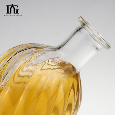 250 ml/500 ml/700 ml/750 ml Capacità Gravatura Superficie Manipolazione Bottiglia di vetro per whisky Vodka