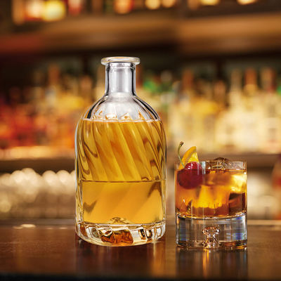 250 ml/500 ml/700 ml/750 ml Capacità Gravatura Superficie Manipolazione Bottiglia di vetro per whisky Vodka