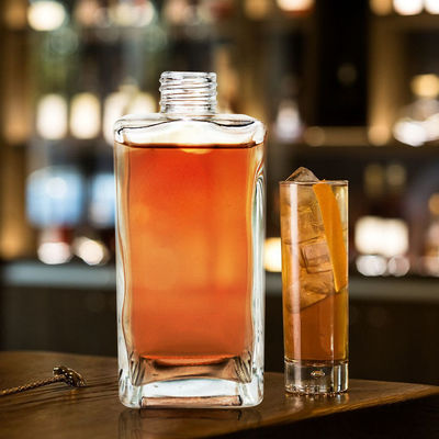 Bottiglia di liquore in vetro vuoto trasparente per whisky, vodka e tequila