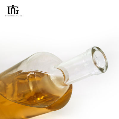 Stampa a schermo e stampaggio a caldo su bottiglia di vetro da 300 ml con tappo di sughero inciso