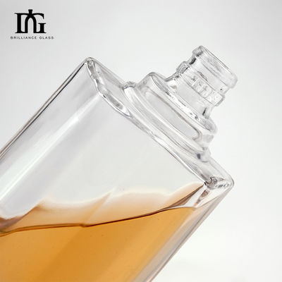 250 ml/500 ml/700 ml/750 ml Bottiglia quadrata di whisky liquor con sughero Spessore di vetro pesante Fondo