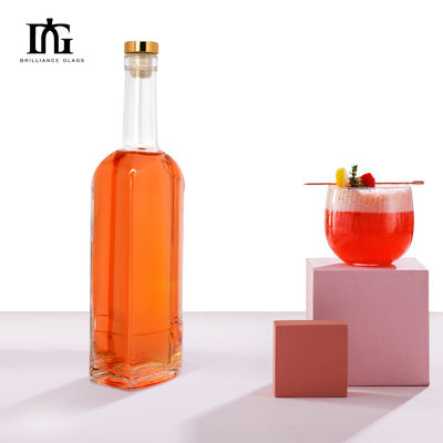 500 ml Collare di vetro Vodka Brandy Whiskey Bottiglia di vino piatta per la manipolazione della superficie di incisione