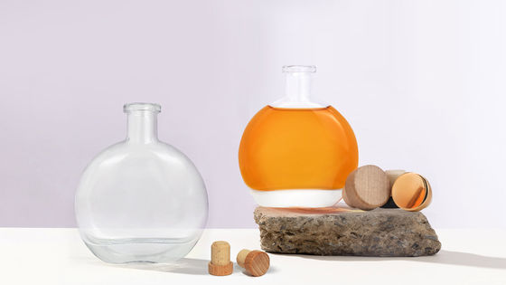 Bottiglia di vetro di 500 ml incisa per liquori di gin e brandy in forma unica