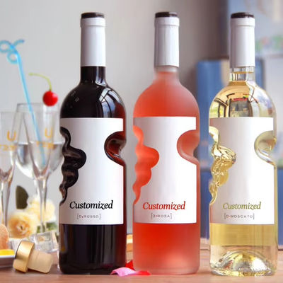 Campione di acqua minerale fornito 500 ml bottiglia di liquore di vetro con forma unica e tappo di sughero
